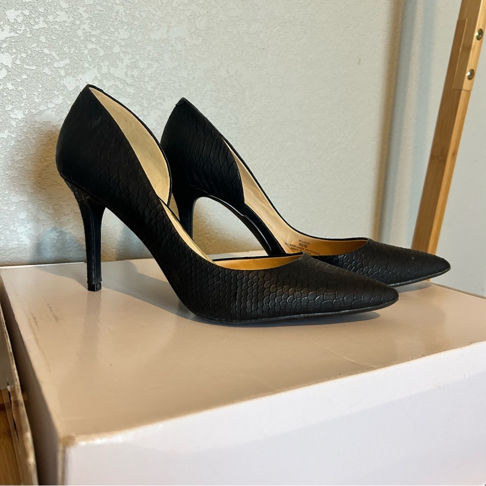 Jessica Simpson black snake print pointed toe heels. Size 9.